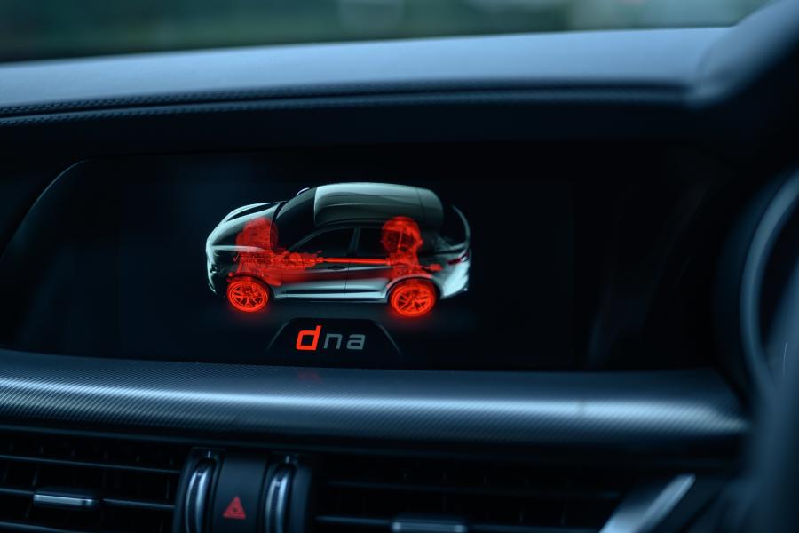 Детали интерьера Alfa Romeo Stelvio (949) 2018 года  (JP) (фото 30 из 32)